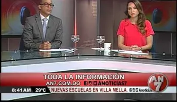 Video: Presentador de noticias desmiente haberse tirado un peo