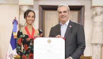 Presidente Abinader condecora a Zoe Saldaña y la destaca como orgullo dominicano