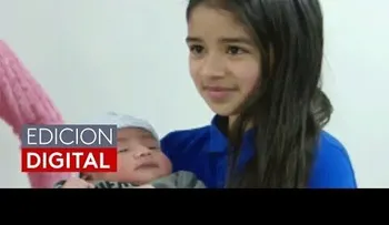 Una niña de 11 años ayuda a su mamá a dar a luz