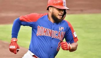 Aguilas cambian a los Gigantes a Diego Goris por Andretty Cordero.