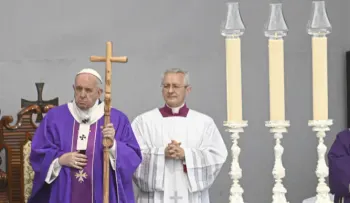 El papa pide ser "testigos de reconciliación" en misa multitudinaria en Malta