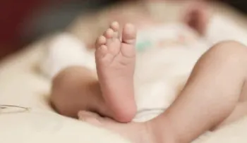 Una mujer se suicida y el bebé queda pegado del cordón umbilical 