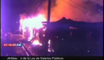 Fuego consume cuatro casas históricas de Azua