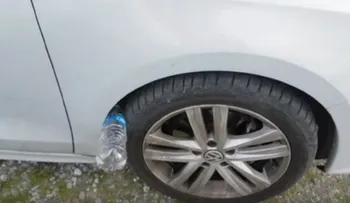 Advertencia policial: Si encuentras una botella de plástico en la rueda de tu auto, puedes correr peligro