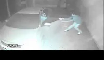 Ladrones intentan robar un auto, pero se olvidaron de este detalle 