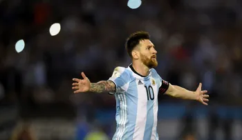 Messi, suspendido por 4 fechas por insultar a un juez de línea