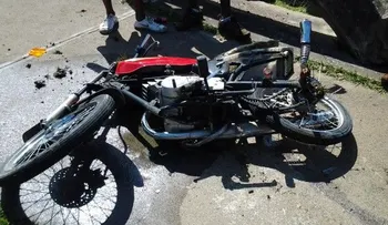 Mueren dos jóvenes al deslizarse motocicleta en que viajaban.