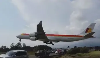 Aterrizaje de un avión de Iberia asusta a conductores en vía cercana al aeropuerto