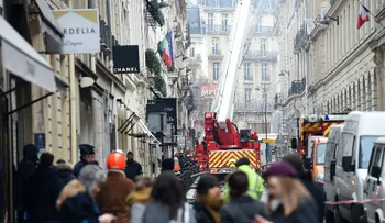 Bomberos logran controlar incendio en el emblemático Hotel Ritz de París