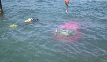 Mujer muere al caer al mar vehículo que conducía