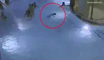El desesperante momento en que un niño se ahoga en una piscina y nadie hace nada por salvarlo