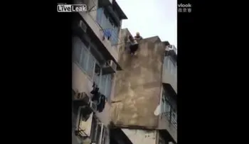 Un obrero sujeta una mujer a punto de suicidarse (VIDEO)