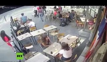 Un hombre golpea a una joven que respondió a sus comentarios obscenos