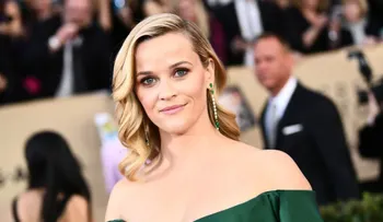 Reese Witherspoon tiene... ¿tres piernas? Esta portada de â??Vanity Fairâ?? se robó el show