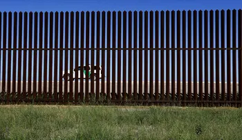 Estados Unidos comienza a construir prototipos para el muro fronterizo con México