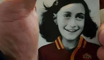 Indignación en Italia: ultras de la Lazio vistieron un retrato de Ana Frank con la camiseta de la Roma