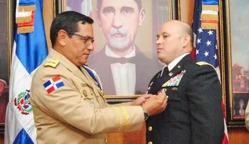 Ejército de RD condecora a oficial de EE.UU.