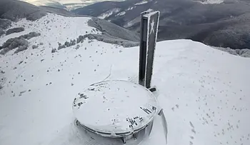Viaje al OVNI de Buzludzha, el monumento comunista congelado en las montañas de Bulgaria