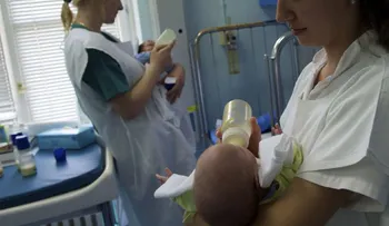 Una policía amamantó a un bebé en un hospital de Argentina y la foto se volvió viral