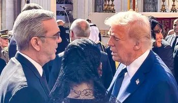 Presidente Abinader y Donald Trump conversan brevemente durante ceremonial dedicado al papa Francisco