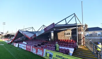Huracán Ofelia destruye el techo de un estadio en Irlanda