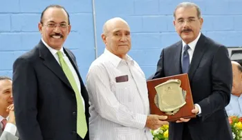 Agricultores entregan distinción a Danilo Medina