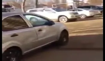 Una mujer se estrella contra 17 autos (VIDEO)