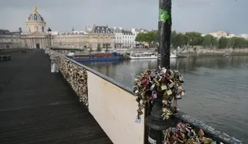 Bajo el peso de los â??candados de amorâ? cede baranda del Pont des Arts