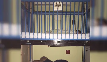 La conmovedora foto de un padre que duerme bajo la cuna de su hijo enfermo