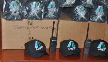 MOPC dona 40 radios de comunicaciones y 500 gorras a la AMET