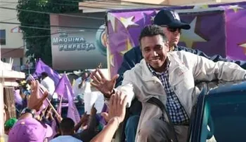 Cientos reciben a Félix Bautista con besos y abrazos 