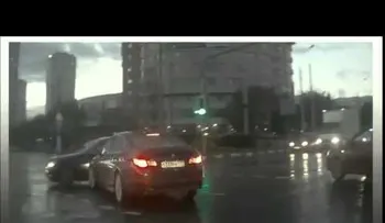 Auto fantasma aparece de la nada y provoca accidente (VIDEO)