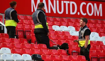 Un paquete sospechoso obliga a suspender un partido del Manchester United en la Liga Premier