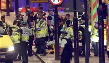 Policías atienden reportes de personas siendo apuñaladas en el Puente de Londres