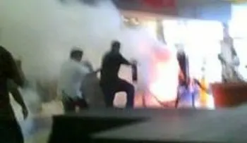 Dos mujeres se prenden fuego en centro comercial y matan a 13 personas