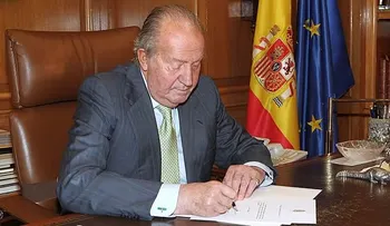 Rey Juan Carlos dice cede el Trono a su hijo para abrir "una nueva etapa de esperanza"