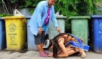 Una imagen conmovedora captura corazones: Miss Tailandia 2015 se arrodilla y besa los pies de su madre