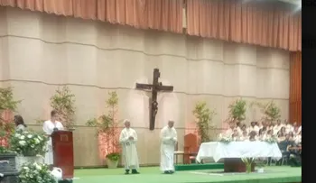 Sacerdote reconoce estabilidad económica, pero advierte que falta desarrollo humano