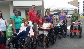 Niños con parálisis cerebral reciben sillas de ruedas especiales