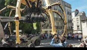 Una gigantesca araña de 38 toneladas pasea por las calles en Francia (VIDEO)