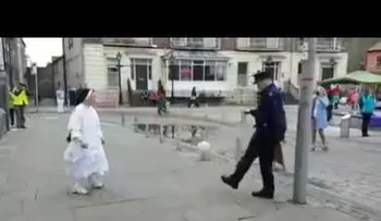 Una monja y un policía en Irlanda jugando a hacer toques con la pelota 