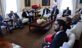 Medina y funcionarios discuten propuestas para modificar Ley de Seguridad Social y enviarla al CN