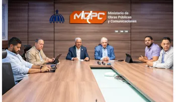 De los Santos y Eduardo Estrella supervisan asfaltado en Sánchez Ramírez
