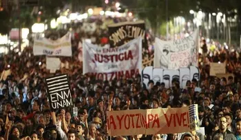 Miles marchan en México y piden justicia por los  43 desaparecidos