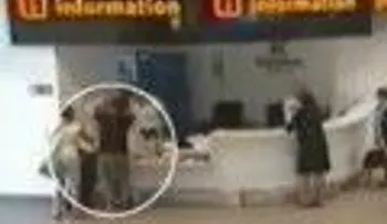 Abandonan a su hija en el aeropuerto para no perder el avión