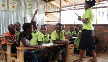¿Por qué quieren cerrar los colegios financiados por Mark Zuckerberg y Bill Gates en Uganda?