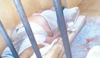 Sobrepeso de mujer impide sacarla de cuartel