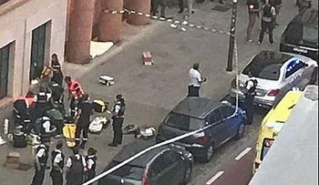 Hombre con cuchillo ataca a soldados en Bruselas