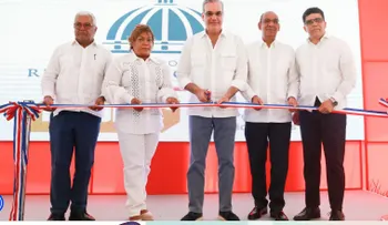 Abinader inaugura guardería, salón y lavandería en Armada RD