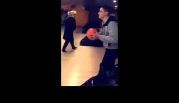 Esto es exactamente lo que nunca debes hacer al jugar a los bolos